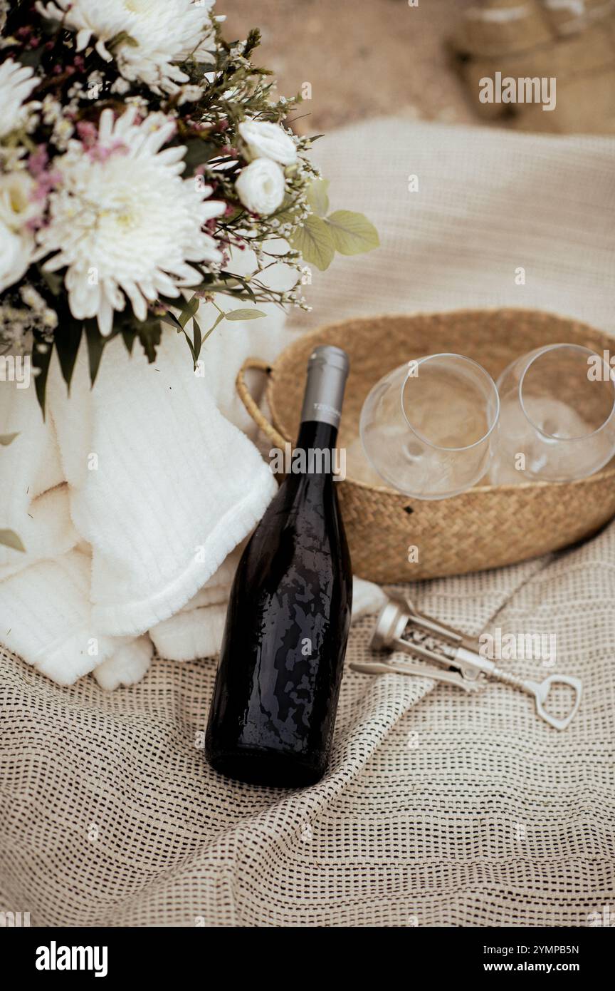 Picknick mit einer Flasche Wein und Glusses Stockfoto
