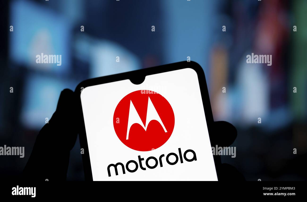 Das Motorola-Logo wird auf dem Smartphone angezeigt. Stockfoto