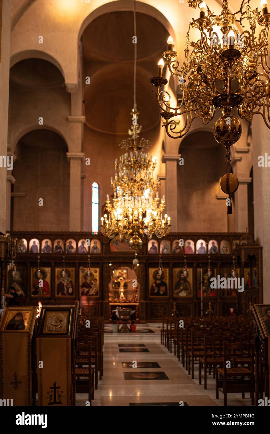 Taufkleidung in einer Kirche Stockfoto