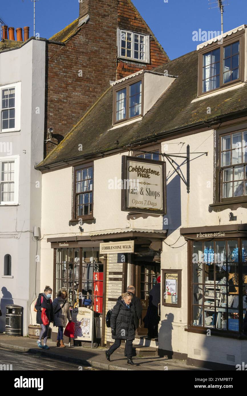 Steyning, West Sussex, Großbritannien, 10. Januar. Eintritt zum Kopfsteinpflasterweg in Steyning, West Sussex am 10. Januar 2024. Vier nicht identifizierte Personen Stockfoto