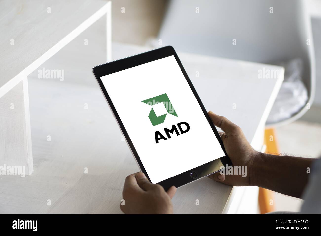 Advanced Micro Devices, Inc. (AMD) Smartphone. Ist ein amerikanisches multinationales Unternehmen und Halbleiterunternehmen, das Computerprozessoren und -Prozessoren entwickelt Stockfoto