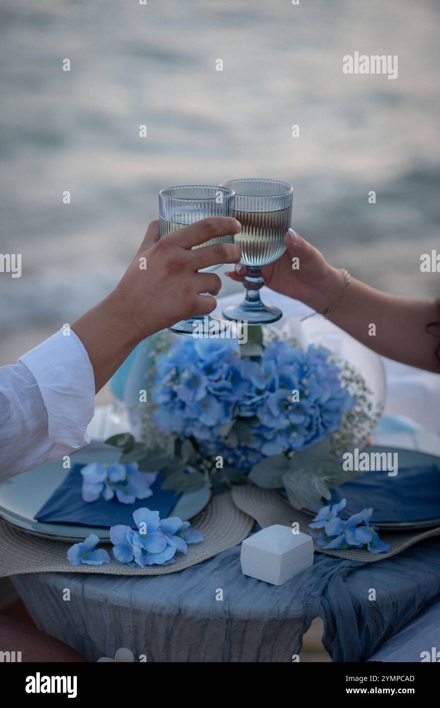 Romantisches Abendessen mit Catering mit Wein in der Nähe des Meeres Stockfoto