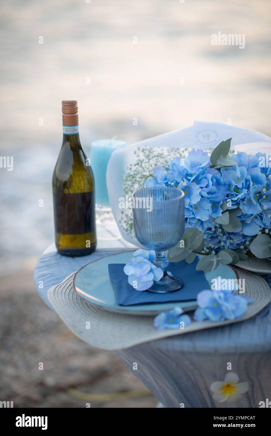 Romantisches Abendessen mit Catering mit Wein in der Nähe des Meeres Stockfoto