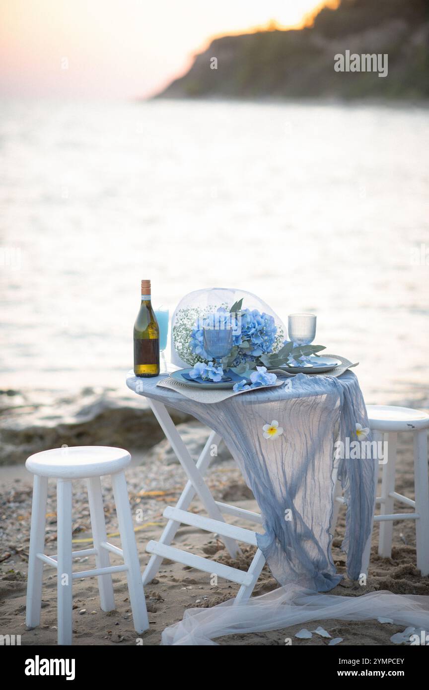 Romantisches Abendessen mit Catering mit Wein in der Nähe des Meeres Stockfoto