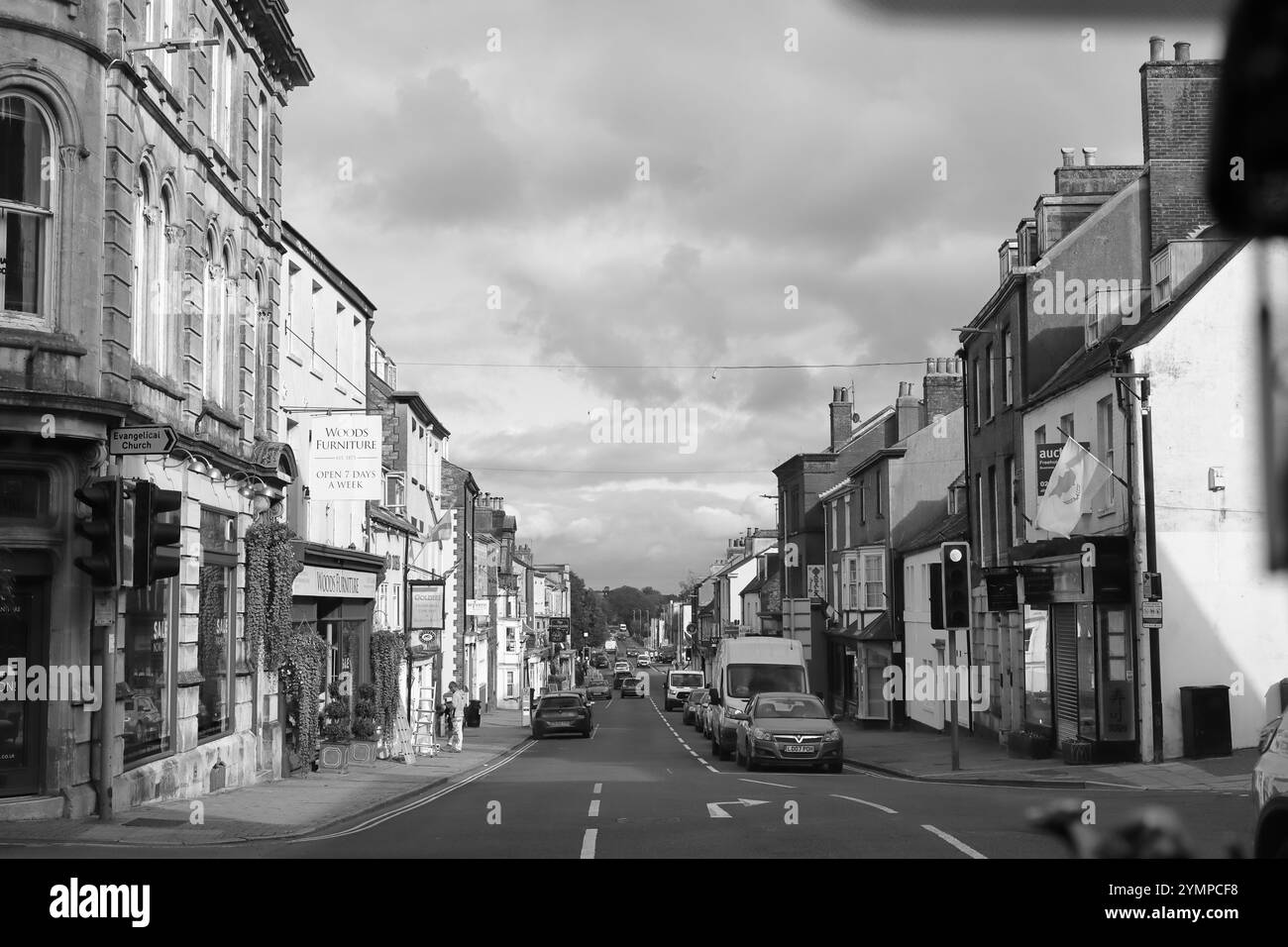 Dorchester, Dorset, England. 1. Oktober 2024. Ein grauer Blick auf die High East Street mit Geschäften und Autos. Stockfoto