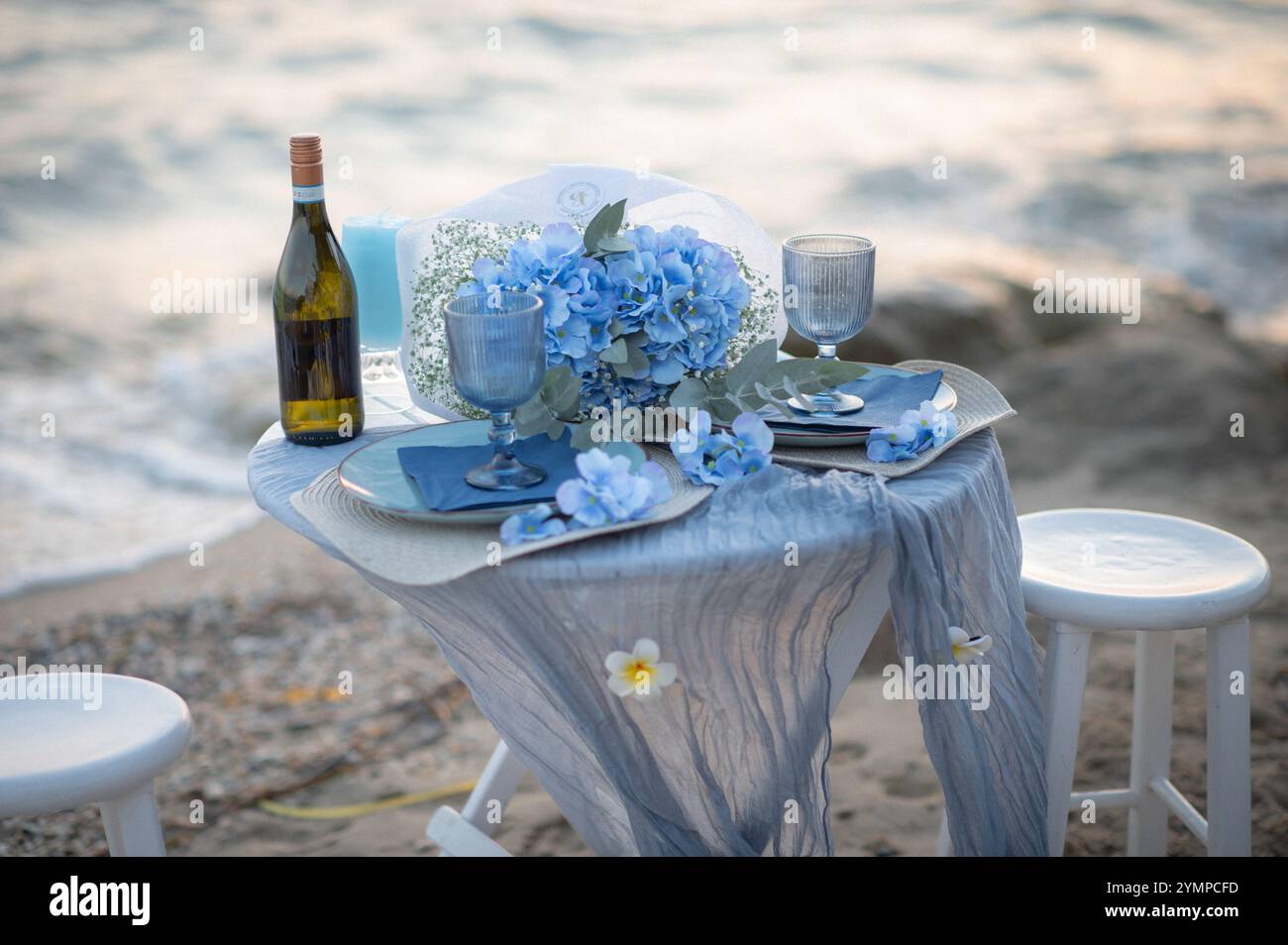 Romantisches Abendessen mit Catering mit Wein in der Nähe des Meeres Stockfoto