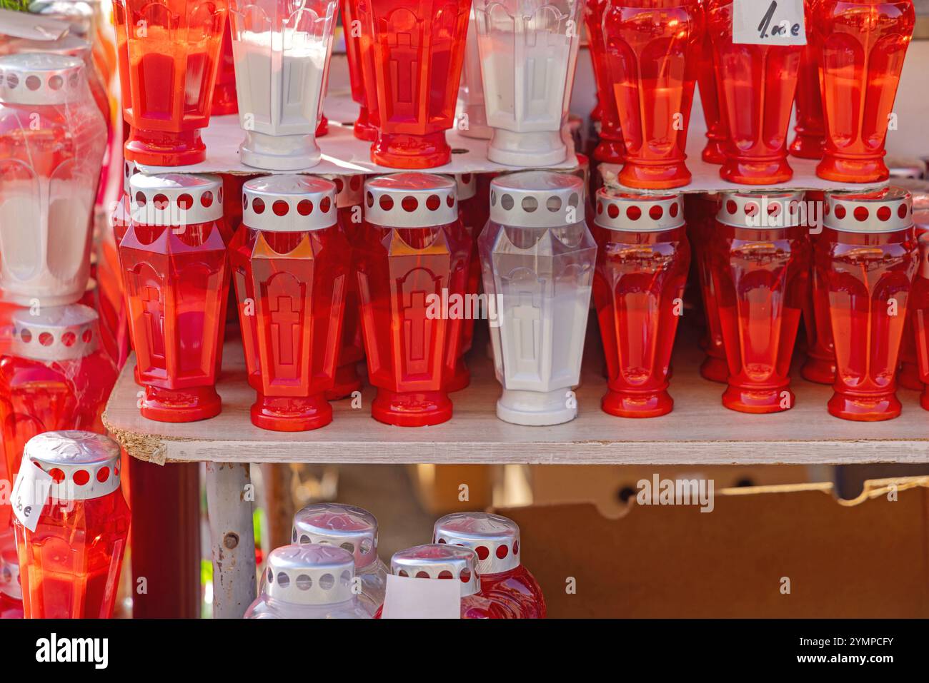 Neue rote Kerzenhalter aus Kunststoff-Votivglas Lampen im Regal Stockfoto