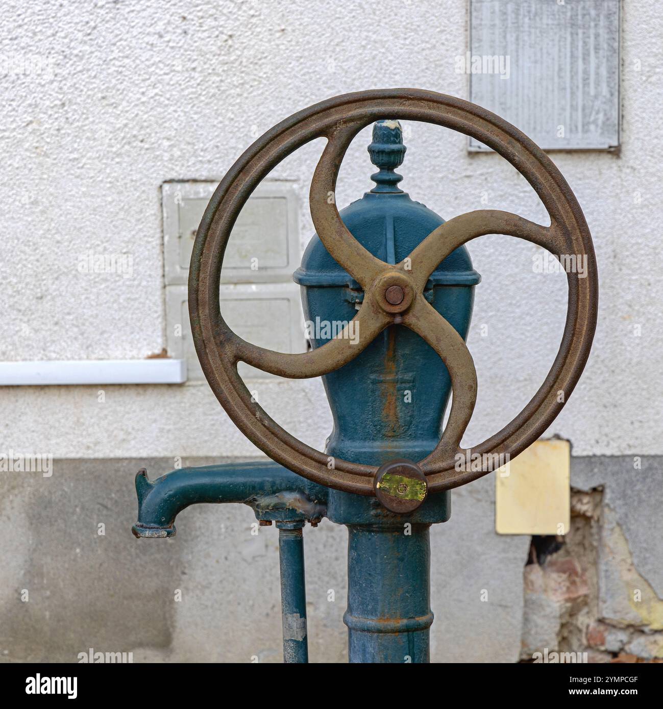 Altes Trinkwasserrad der Handpumpe am Marktplatz Stockfoto