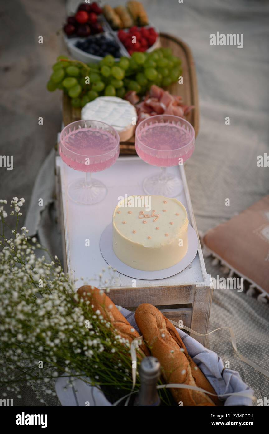 Romantisches Abendessen mit Catering mit Wein in der Nähe des Meeres Stockfoto