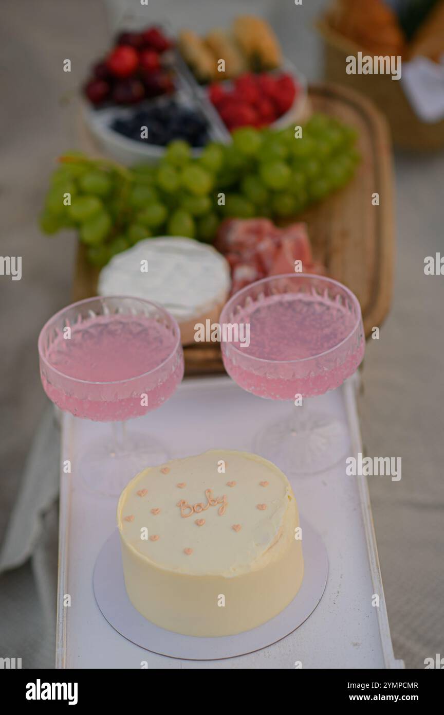 Romantisches Abendessen mit Catering mit Wein in der Nähe des Meeres Stockfoto