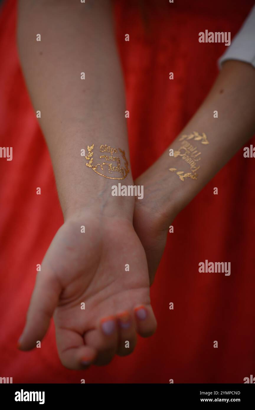Mädchen Hände mit temporären Tattoos Junggesellinnenabschied Stockfoto