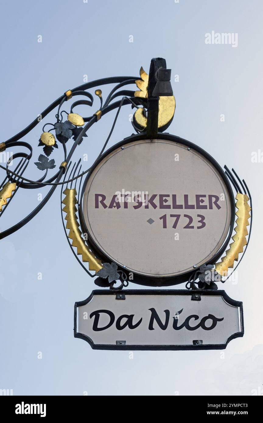 Nasenschild Ratskeller 1723, historische Altstadt, Bad Waldsee, Oberschwaben, Baden-Württemberg, Deutschland, Europa Stockfoto