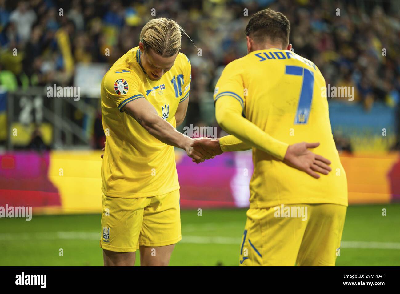 WROCLAW, POLEN - 26. MÄRZ 2024: Qualifikation für die UEFA Euro 2024. Letztes Play-off-Spiel Ukraine - Island 2:1. Die Freude von Mykhailo Mudryk (L) und Georgi Stockfoto