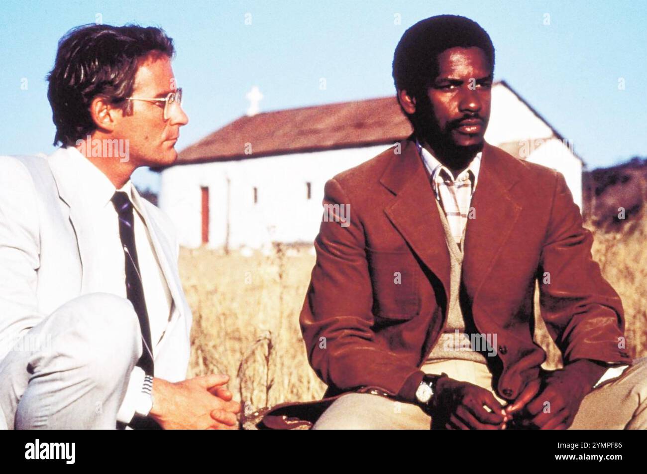 CRY FREEDOM 1987 Universal Pictures Film mit Denzel Washington als Steve Biko und Kevin Kline links als Donald Woods Stockfoto