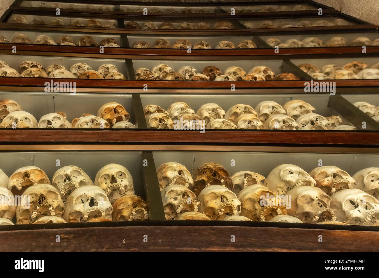 Geschnitzte Statue einer Frau, die ihr Kind in der Cheong Ek Killing Fields Gedenkstätte hält Stockfoto