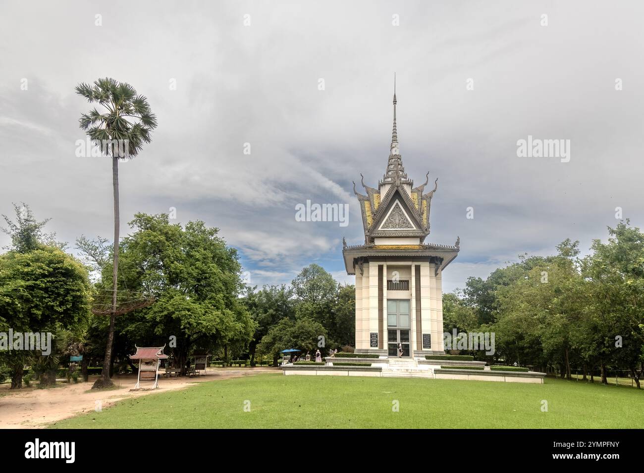 Geschnitzte Statue einer Frau, die ihr Kind in der Cheong Ek Killing Fields Gedenkstätte hält Stockfoto