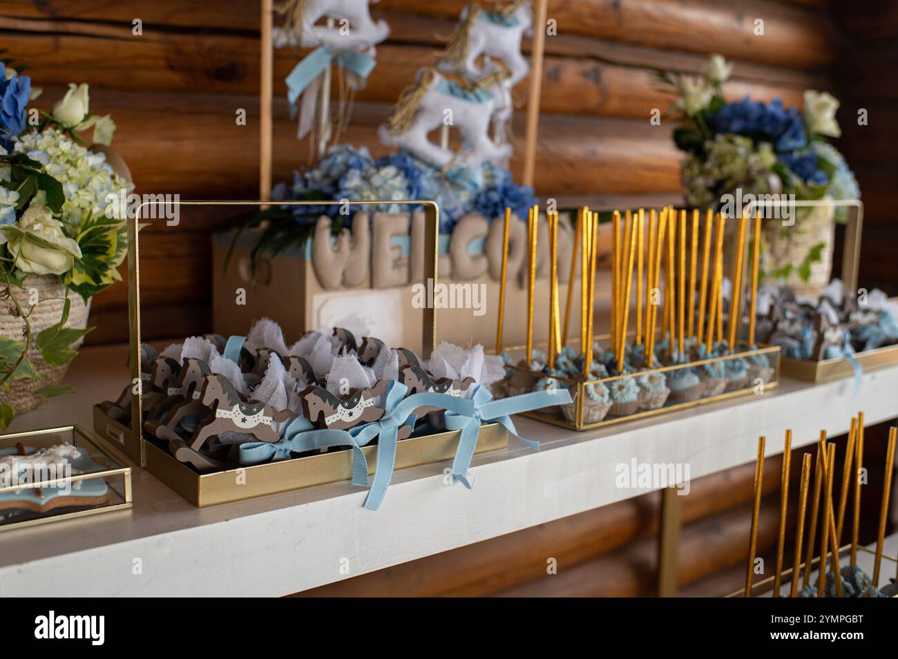 Der Schokoriegel ist ein Junge Taufwagen Babydusche Stockfoto