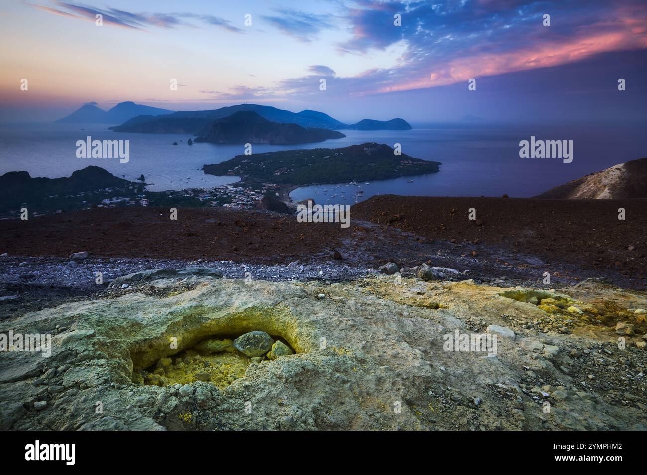Blick vom aktiven Krater auf Vulcano auf den Äolischen Inseln, Sizilien, Italien Stockfoto