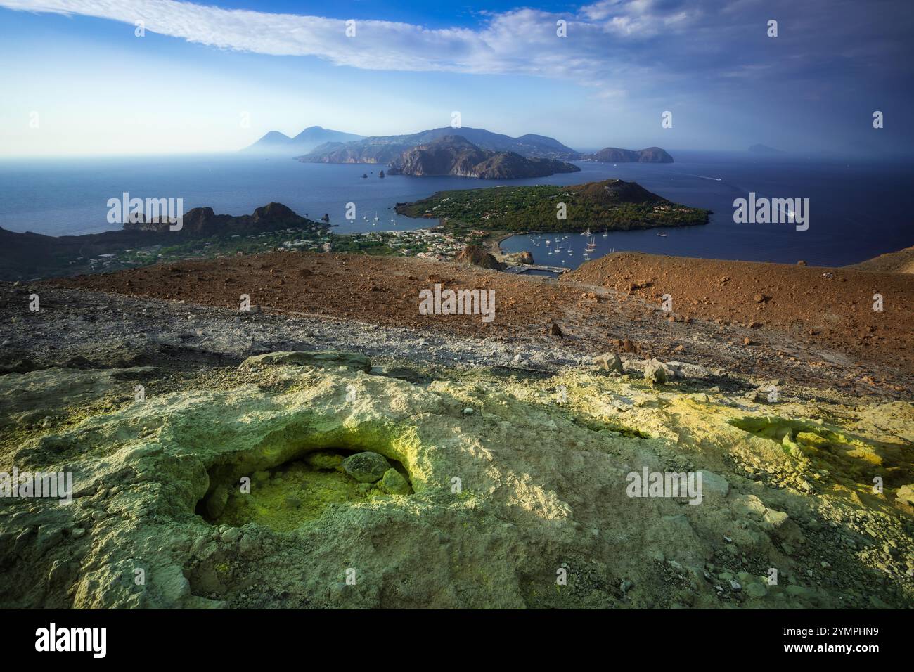 Blick vom aktiven Krater auf Vulcano auf den Äolischen Inseln, Sizilien, Italien Stockfoto