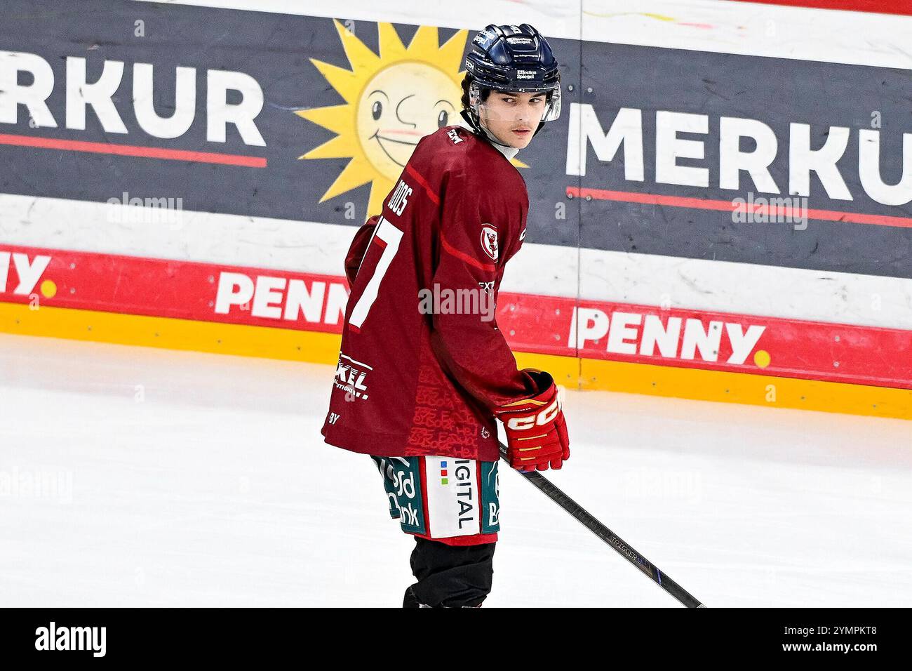 Eishockey DEL 24/25 - 18. Spieltag: Düsseldorfer EG vs Eisbären Berlin am 22.11.2024 im PSD Bank Dome in Düsseldorf Profi-Debüt für Düsseldorfs Lenny Boos (Nr.17), hier beim warm Up Foto: Osnapix Stockfoto
