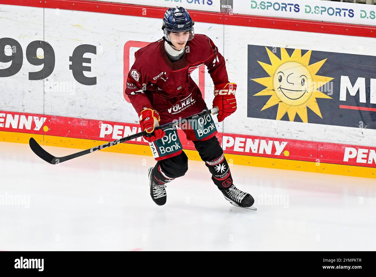 Eishockey DEL 24/25 - 18. Spieltag: Düsseldorfer EG vs Eisbären Berlin am 22.11.2024 im PSD Bank Dome in Düsseldorf Profi-Debüt für Düsseldorfs Lenny Boos (Nr.17), hier beim warm Up Foto: Osnapix Stockfoto