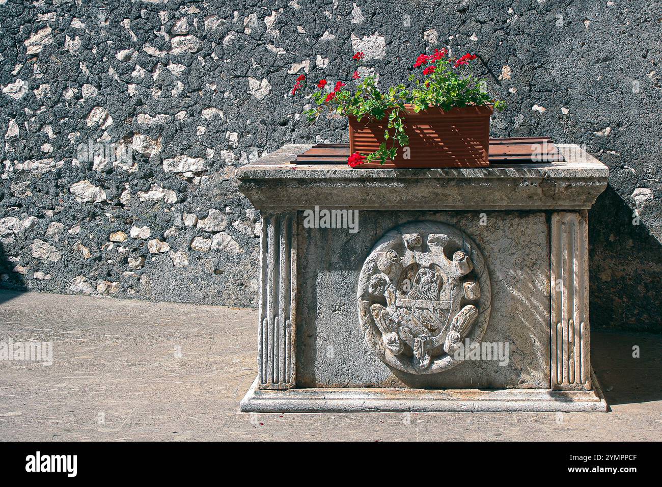 Italien Latium Sermoneta Wappen auf dem Brunnen Stockfoto