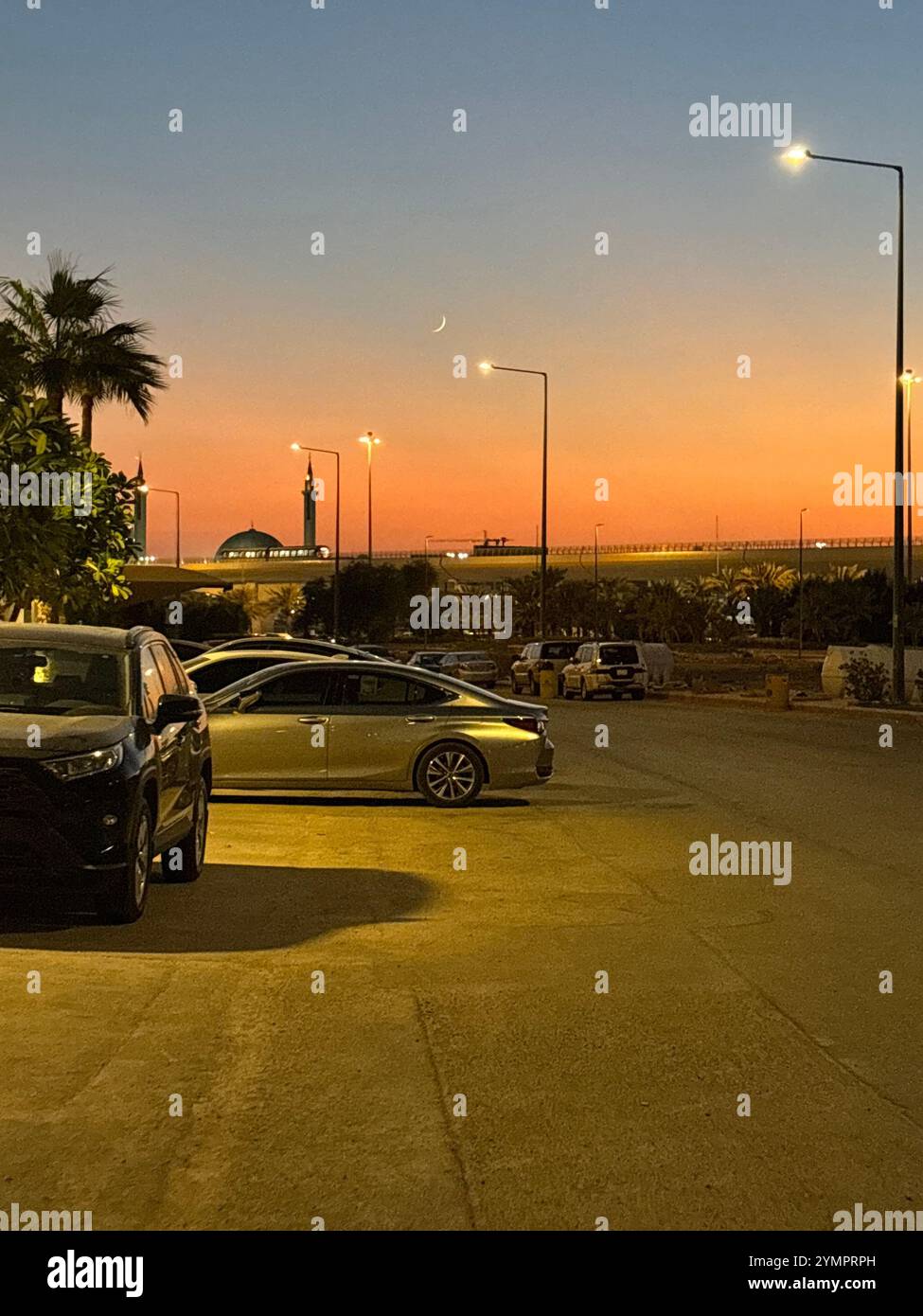 Blick auf die Straße in der Nachbarschaft mit wunderschönem Sonnenuntergang, der masjed im Hintergrund zeigt Stockfoto