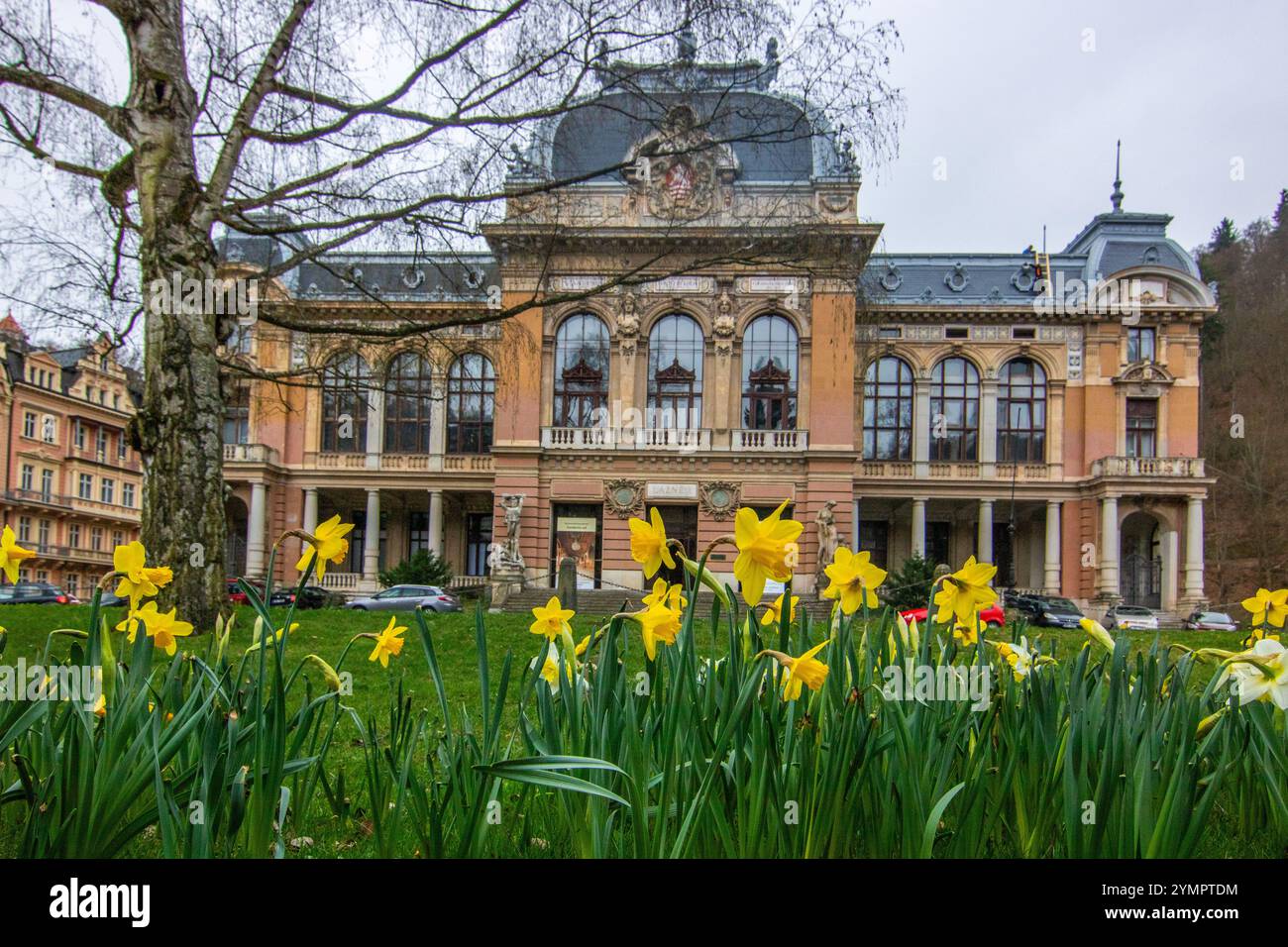 Stadtlandschaft im Winter. Stadtlandschaft mit historischen Gebäuden in einer Altstadt aus der Barockzeit. Stadtbild Karlsbad, Tschechien Stockfoto