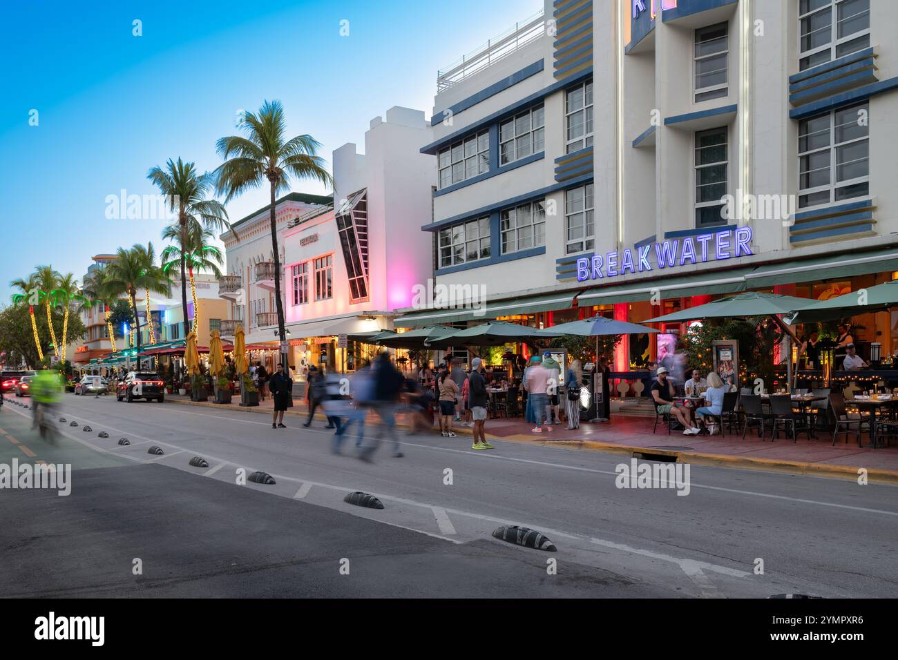 South Beach, Miami, Florida, Vereinigte Staaten - Hotels, Bars und Restaurants am Ocean Drive im berühmten Art-Deco-Viertel. Stockfoto