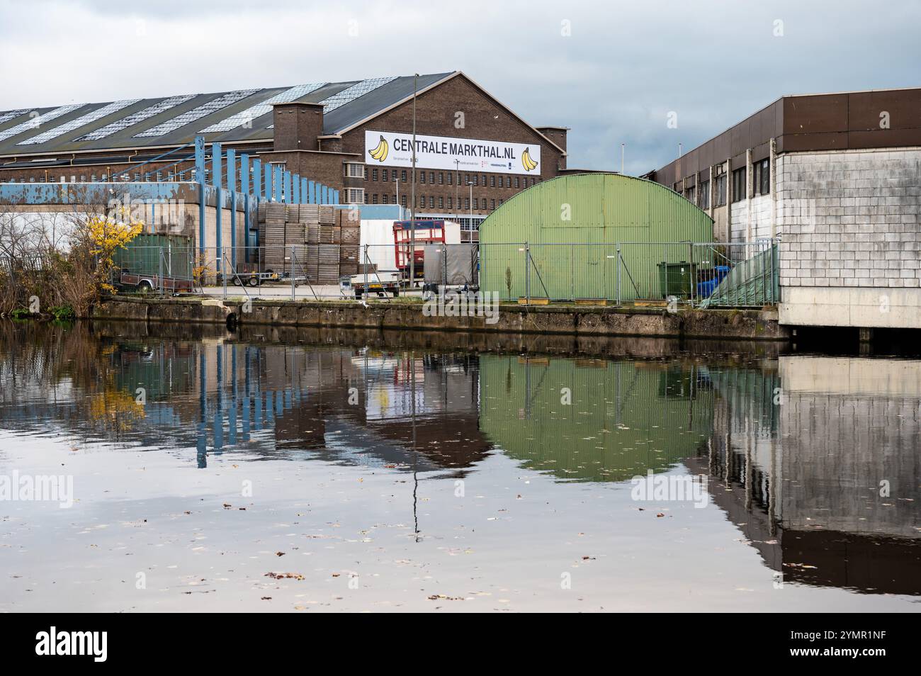 Die zentrale Markthalle reflektiert im westlichen Marktkanal in Amsterdam, Niederlande, 15. November 2024 Stockfoto