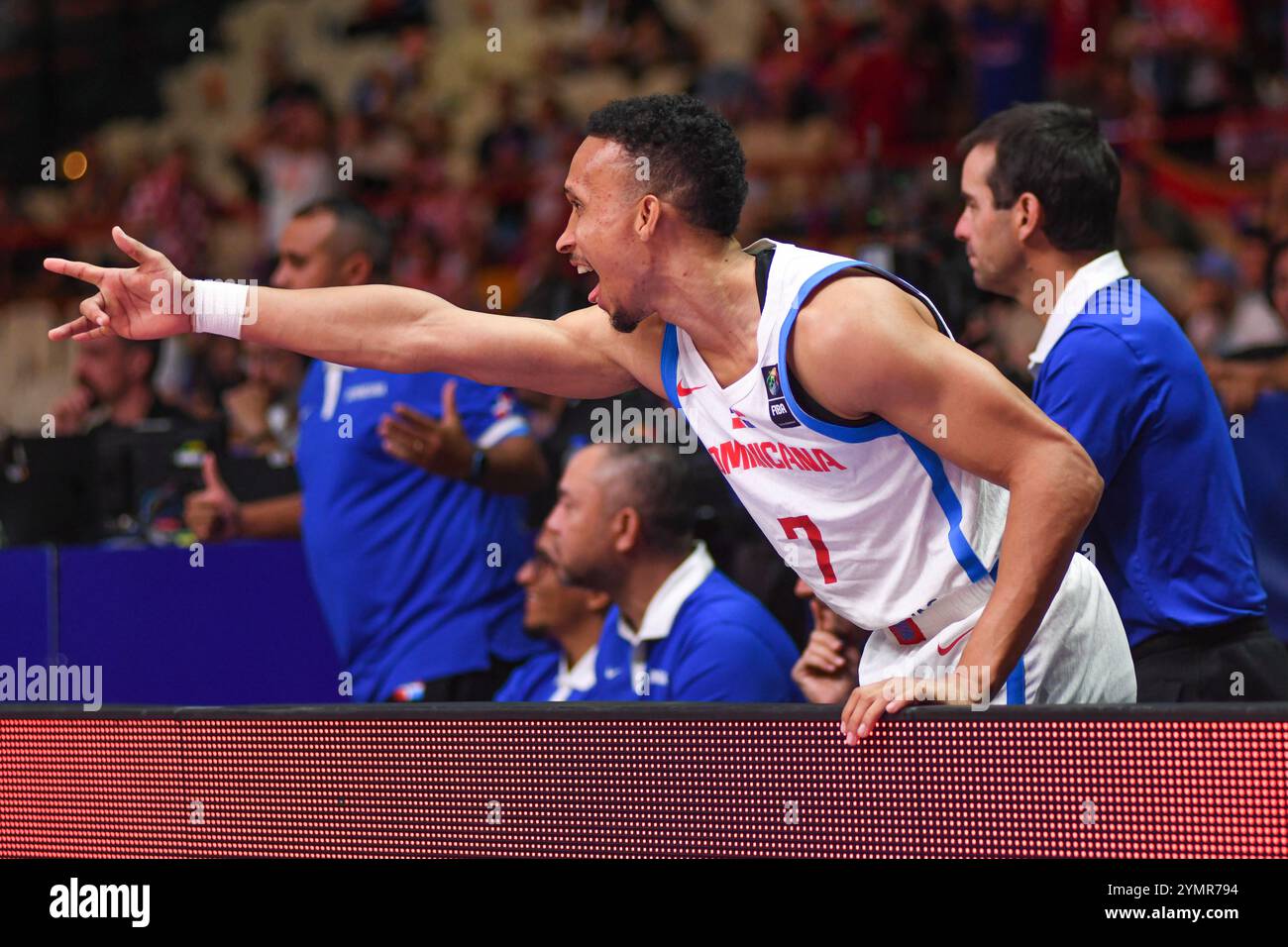 Adris de Leon (Dominikanische Republik) jubelte sein Team von der Bank aus. FIBA Olympisches Qualifikationsturnier. Piräus 2024. Stockfoto