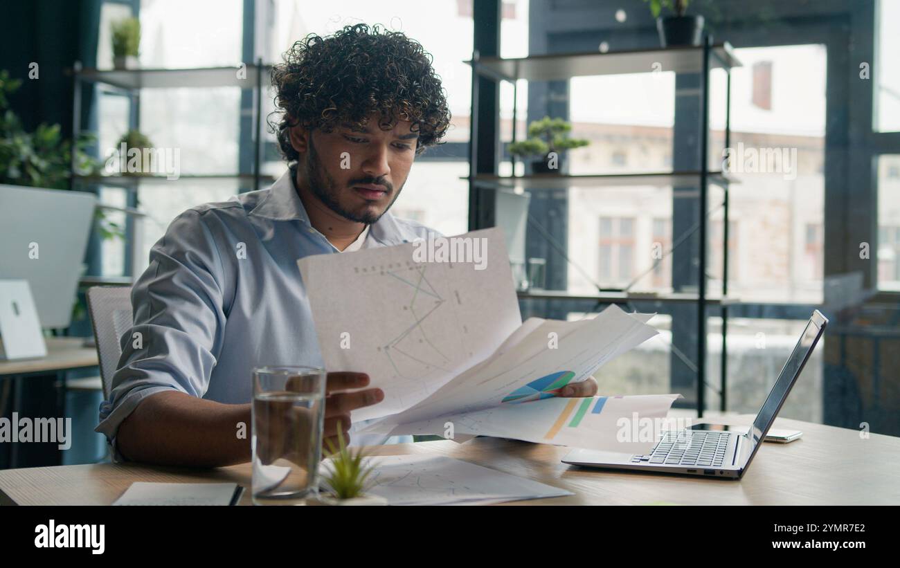 Fokussierter Geschäftsmann Geschäftsmann Buchhalter Büroangestellter schreibt Ideen in Notizbuchpapiere arabischer indischer Student schreibt Notizen Dateninformationen e Stockfoto