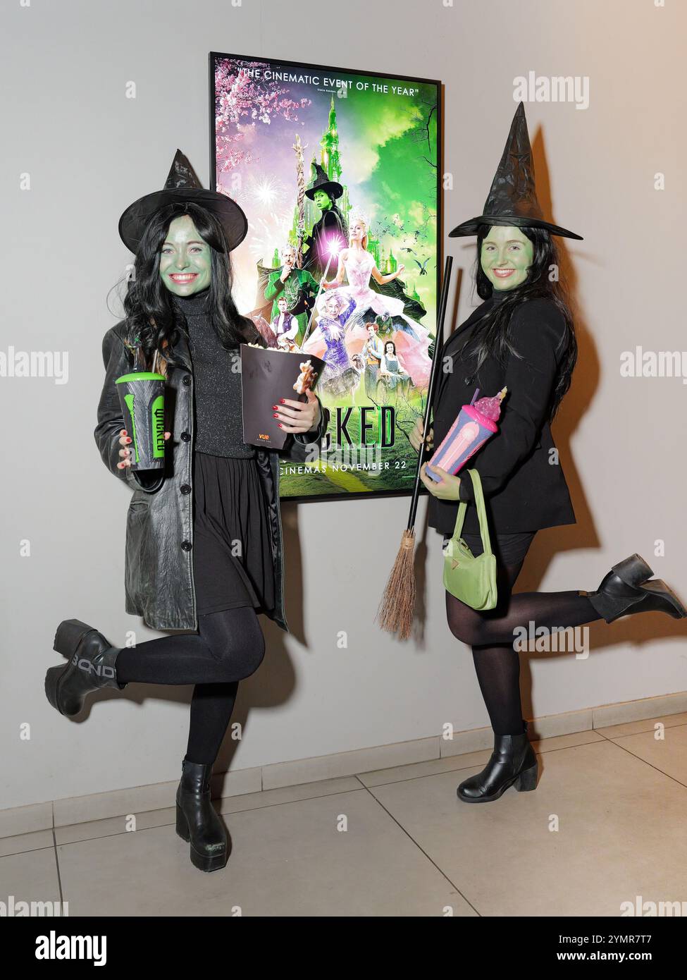 NUR KINOBESUCHER im Vue West End am Londoner Leicester Square in der Eröffnungsnacht von Wicked, dem Musical mit Ariana Grande und Cynthia Erivo. Bilddatum: Freitag, 22. November 2024. Stockfoto