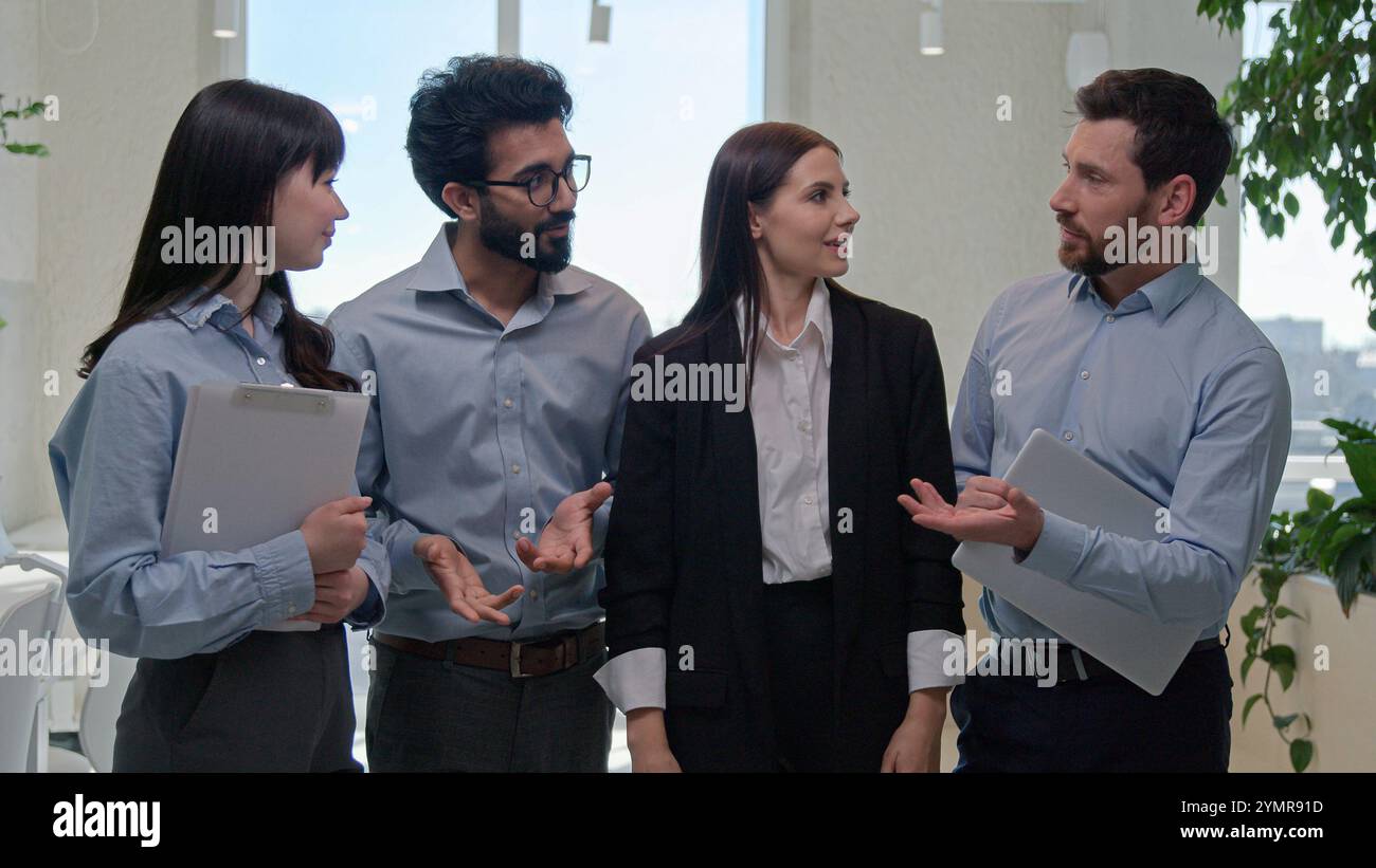 Porträt des Geschäftsteams im Büro verschiedene Männer Frauen Kollegen multirassische Kollegen glücklich lächelnde Geschäftsfrauen und Geschäftsmänner Firmenangestellte Stockfoto