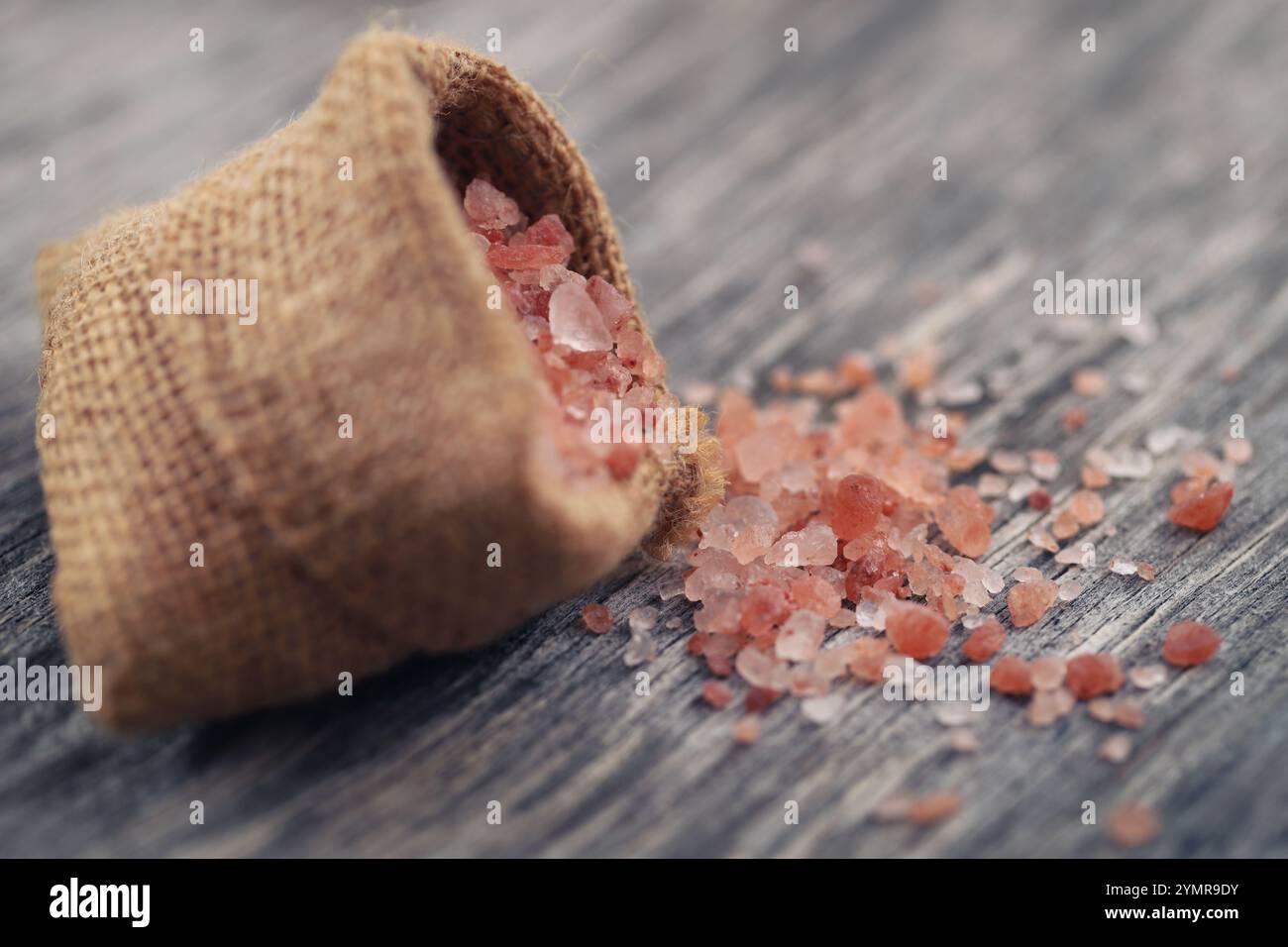 Rosa Himalaya-Salz auf hölzerner Oberfläche Stockfoto