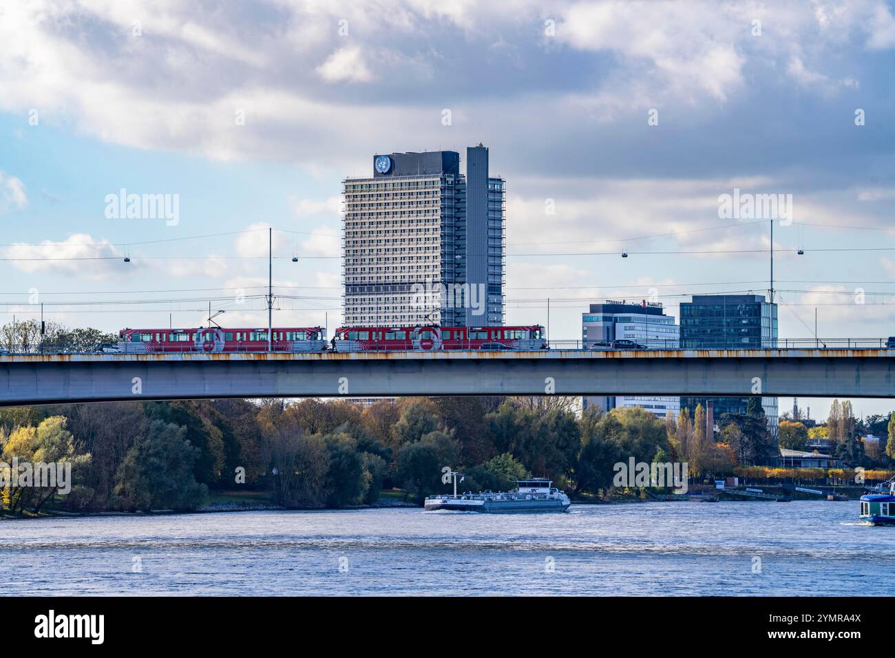 Konrad-Adenauer-Brücke, Südbrücke, A562 Autobahnbrücke und 2 Stadtbahnlinien, Straßenbahn, UN-Campus Bonn, NRW, Deutschland Stockfoto