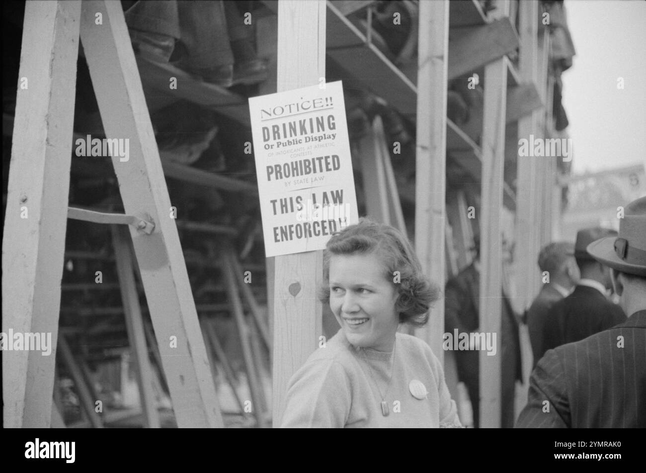 Frau stand in der Nähe kein trinken Zeichen geschrieben am Duke University North Carolina Fußball Spiel, Durham, North Carolina, USA, Marion Post Wolcott für Farm Security Administration, November 1939 Stockfoto
