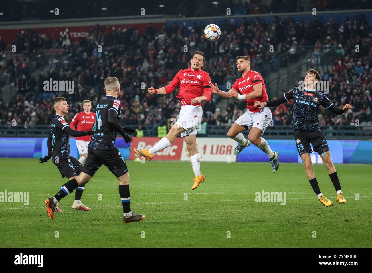 Krakau, Polen. November 2024. Fußball 2024 2025 Betclic 1 Liga Wisla Krakau vs Stal Rzeszow op: BENEDYKT PIOTROWSKI, ANGEL RODADO, LUKASZ ZWOLINSKI, MARCIN KACZOR Credit: Konrad Swierad/Alamy Live News Stockfoto