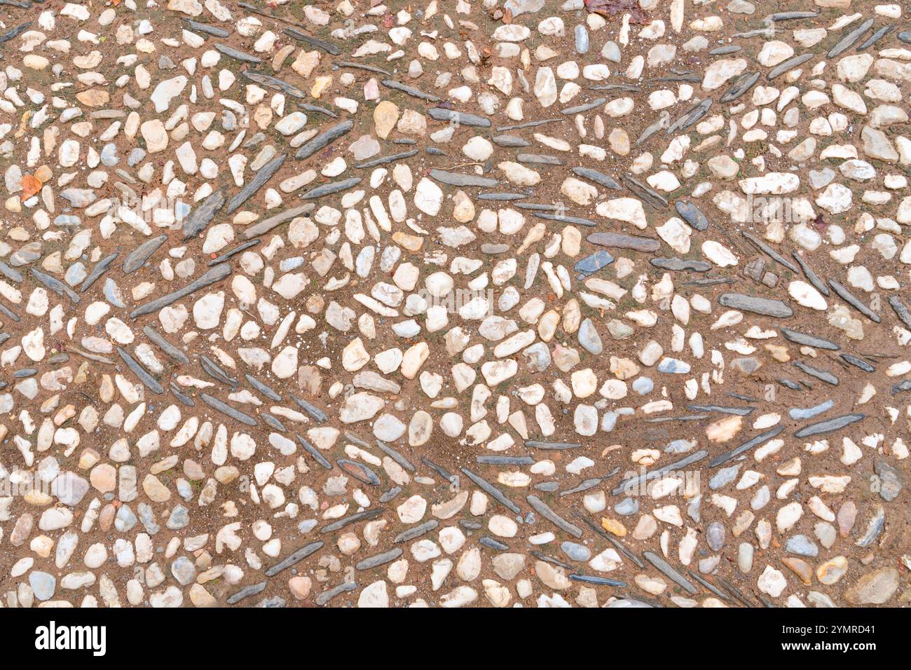 Kiesstein, Zementpflaster oder Pebble Road Street am Alhambra Palast, Granada, Andalusien, Spanien Stockfoto
