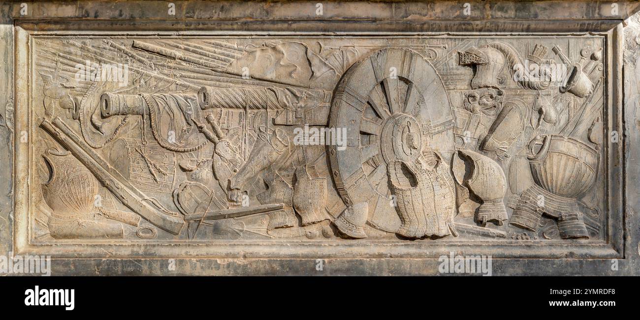 Granada, Andalusien, Spanien - 27. Oktober 2024: Wunderschönes Relief mit den Kämpfen auf der alten Mauer der Alhambra Stockfoto