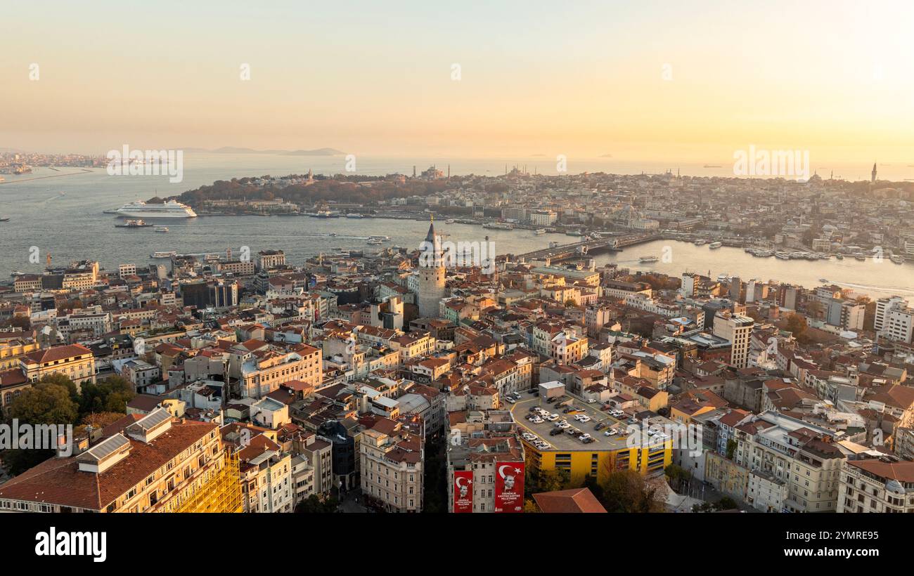 Galata Tower der Blick auf Istanbul als Sonnenuntergang. Ein herrliches Bild des Meeres, der Gebäude und Brücken im Hintergrund Stockfoto