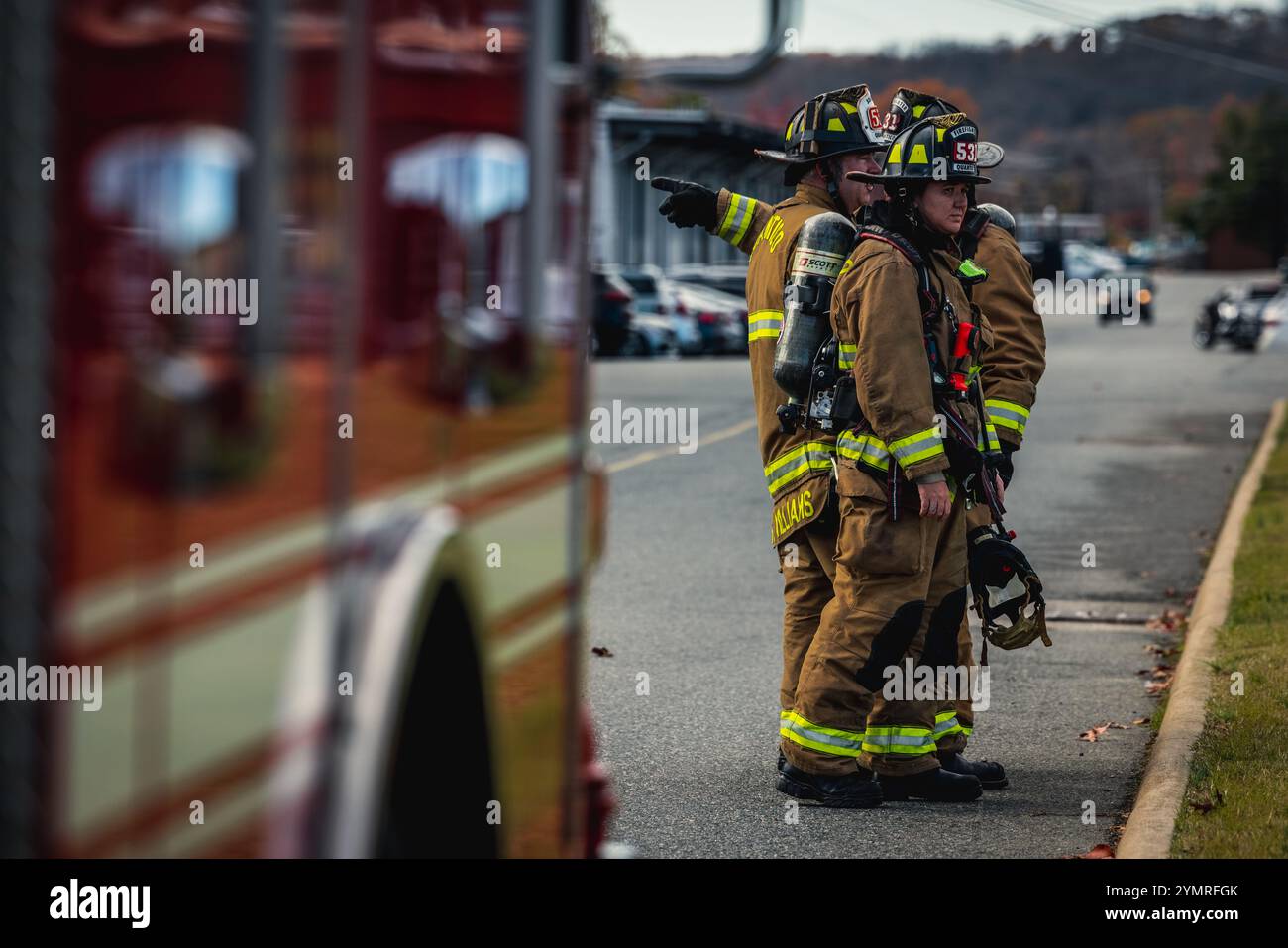 Feuerwehrleute mit Quantico Fire and Emergency Services stehen für eine Hubschrauberevakuierungsübung auf der Marine Corps Base Quantico, Virginia, 21. November 2024 zur Verfügung. Die Quantico Fire & Emergency Services verpflichten sich, Leben und Eigentum durch Brandbekämpfung, medizinische Notdienste, Brandschutz, Katastrophenmanagement und öffentliche Aufklärung zu schützen. (Foto des U.S. Marine Corps von Lance CPL. Braydon Rogers) Stockfoto