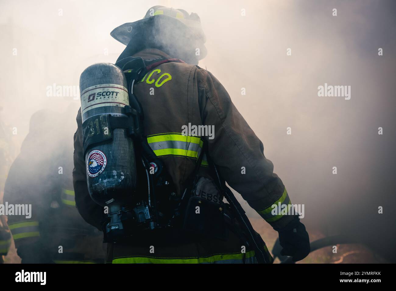 Ein Feuerwehrmann mit dem Quantico Fire and Emergency Service nimmt am 21. November 2024 an einer Evakuierungsübung für Hubschrauber auf der Marine Corps Base Quantico, Virginia, Teil. Die Quantico Fire & Emergency Services verpflichten sich, Leben und Eigentum durch Brandbekämpfung, medizinische Notdienste, Brandschutz, Katastrophenmanagement und öffentliche Aufklärung zu schützen. (Foto des U.S. Marine Corps von Lance CPL. Braydon Rogers) Stockfoto