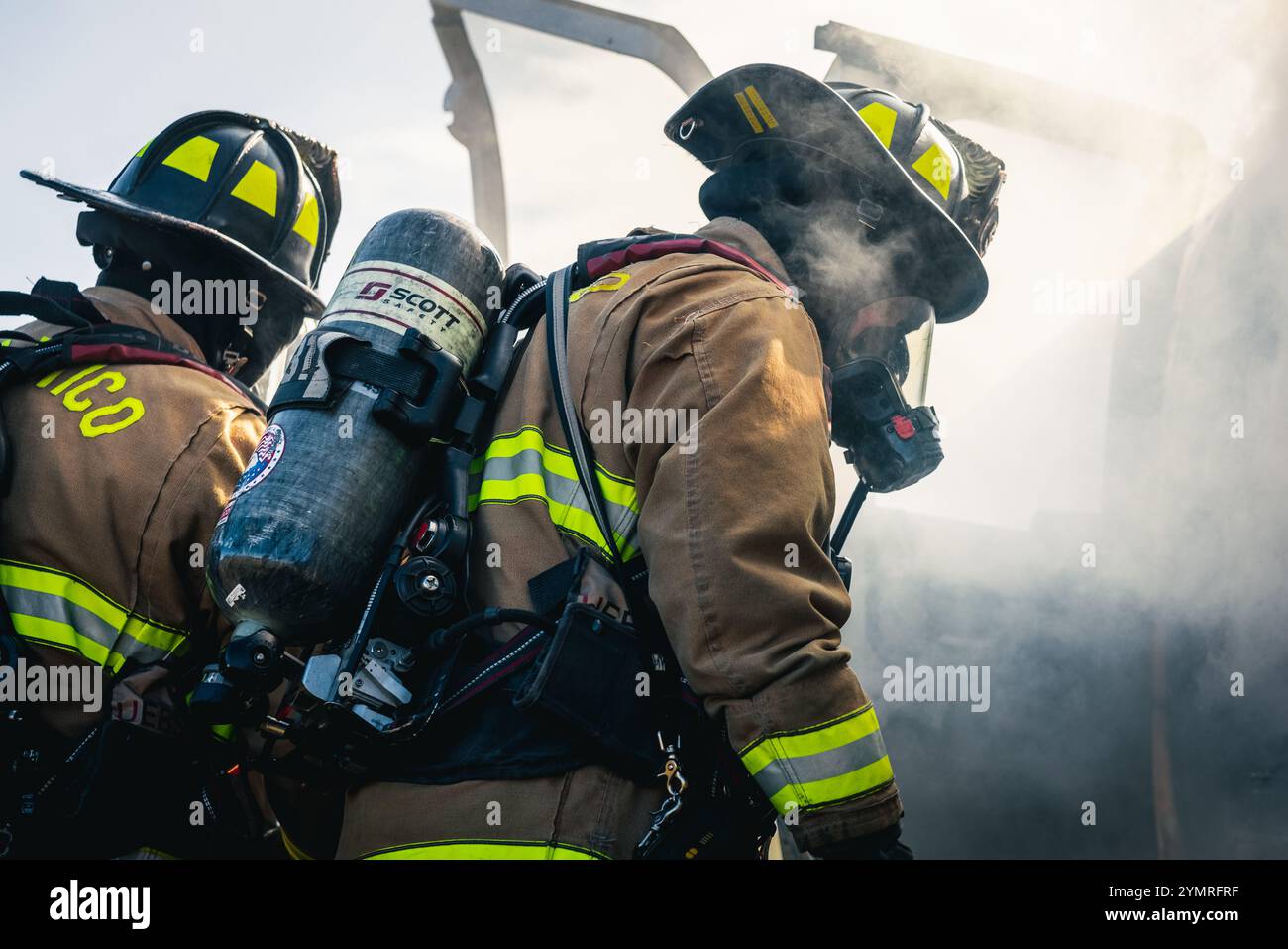 Feuerwehrleute mit Quantico Fire and Emergency Services nehmen am 21. November 2024 an einer Hubschrauberevakuierungsübung auf der Marine Corps Base Quantico, Virginia Teil. Die Quantico Fire & Emergency Services verpflichten sich, Leben und Eigentum durch Brandbekämpfung, medizinische Notdienste, Brandschutz, Katastrophenmanagement und öffentliche Aufklärung zu schützen. (Foto des U.S. Marine Corps von Lance CPL. Braydon Rogers) Stockfoto