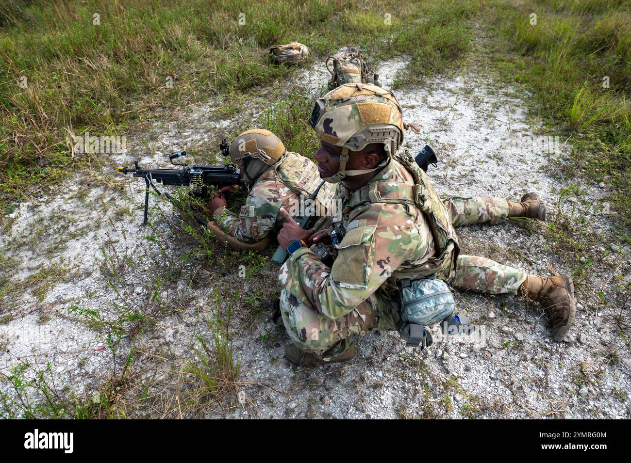 Die der 820th Base Defense Group zugeordneten Luftwaffenflugzeuge der US Air Force halten während der Übung Global Eagle auf der Avon Park Air Force Range, Florida, am 13. November 2024 Wache auf einer defensiven Kampfposition. Szenarien spiegelten reale Eventualitäten wider und forderten die Teilnehmer heraus, in dynamischen Situationen schnelle, fundierte Entscheidungen zu treffen. Global Eagle ist eine jährliche Übung zur Verteidigung der Basis, die von internationalen Partnern mit der diesjährigen Iteration, einschließlich der US Air Force, der Royal Air Force und der Royal Norwegian Air Force durchgeführt wird, um Taktiken auszutauschen und die Interoperabilität für diese internationalen Partner zu verbessern Stockfoto