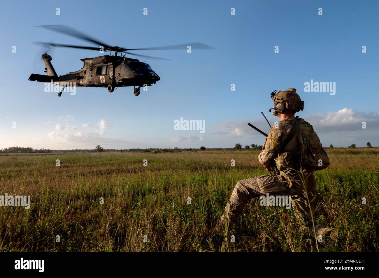 A U.. Der US Air Force Airman, der der 820th Base Defense Group zugeordnet ist, beobachtet den Start eines medizinischen Evakuierungshubschraubers HH-60M Black Hawk der US Army während der Übung Global Eagle auf der Avon Park Air Force Range, Florida, 13. November 2024. Die Teilnehmer führten realistische Schulungsszenarien durch, in denen ihre taktischen Fähigkeiten und Teamarbeit unter schwierigen Bedingungen getestet wurden. Global Eagle ist eine jährliche Basisverteidigungsübung, die von internationalen Partnern mit der diesjährigen Iteration, einschließlich der US Air Force, der Royal Air Force und der Royal Norwegian Air Force, durchgeführt wird, um Taktiken auszutauschen und Inte voranzutreiben Stockfoto