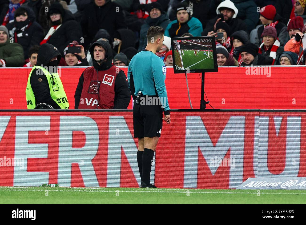 Fußball 1. Bundesliga 11. Spieltag FC Bayern München - FC Augsburg am 02.11.2024 in der Allianz Arena in München Schiedsrichter Daniel Schlager beim VAR/Video Assist/Videobeweis DFL-Vorschriften verbieten die Verwendung von Fotografien als Bildsequenzen und/oder Quasi-Video. Foto: Revierfoto Credit: ddp Media GmbH/Alamy Live News Stockfoto