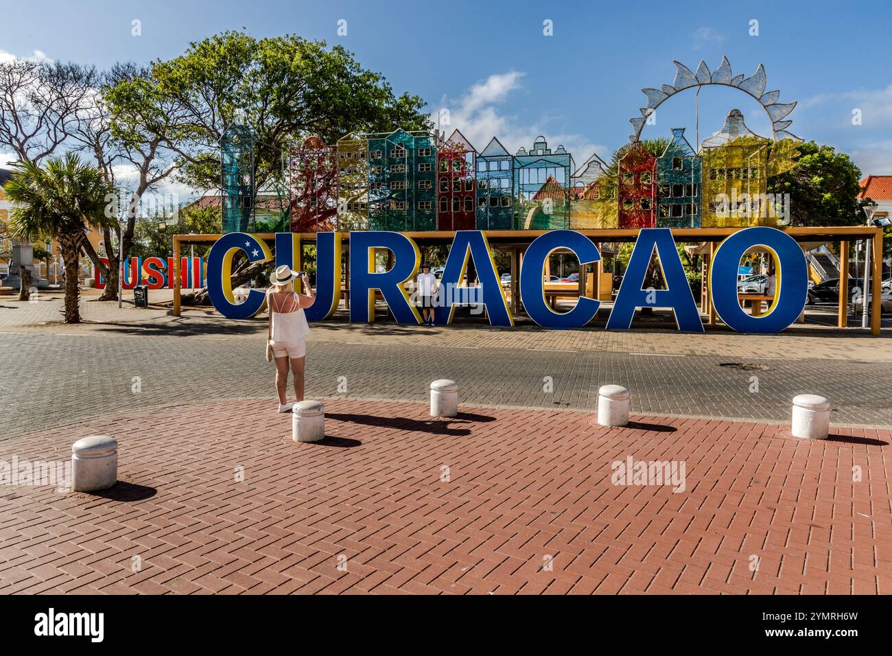 Das dekorative Dushi Curacao-Schild ist ein beliebtes Fotomotiv, besonders bei Kreuzfahrttouristen. Wilhelminaplein, Willemstad, Curacao, Kòrsou Stockfoto