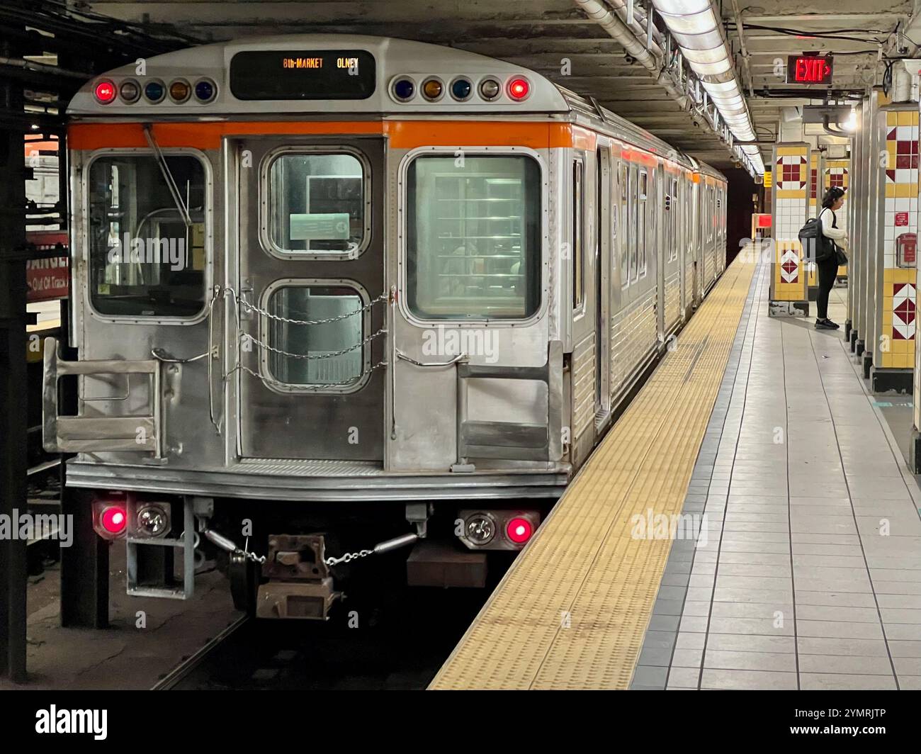 An der Haltestelle Girard Avenue auf dem Weg nach Chinatown in Philadelphia entlädt ein Schnellzug der Broad Street Line die Passagiere. Stockfoto