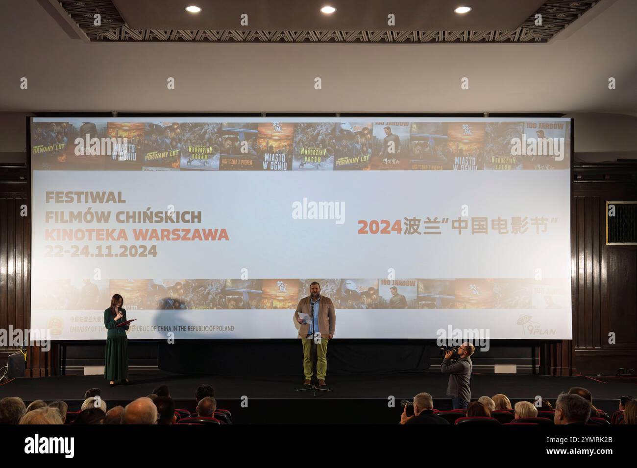 Warschau, Polen. November 2024. Szymon Mioduszewski vom polnischen Filmverleihunternehmen 9th Plan spricht bei der Eröffnungszeremonie des polnischen „Chinesischen Filmfestivals“ 2024 in Warschau, Polen, am 22. November 2024. Das polnische „Chinesische Filmfestival“ 2024 begann offiziell am Freitag. Über 300 polnische Gäste nahmen an der Eröffnungszeremonie Teil und sahen sich den mit Spannung erwarteten Film „Schöpfung der Götter I: Königreich der Stürme“ an. Quelle: Xia Yuanyi/Xinhua/Alamy Live News Stockfoto